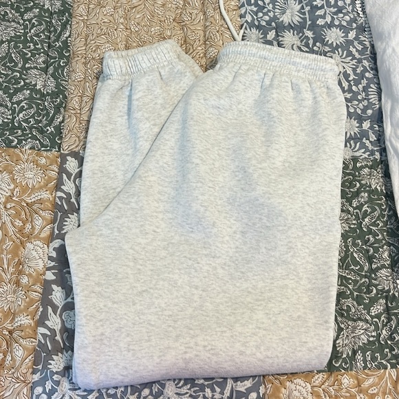 White Fox Boutique Essentials Club Set Crewneck & Sweatpants Grey Marle Pink - Picture 12 of 17